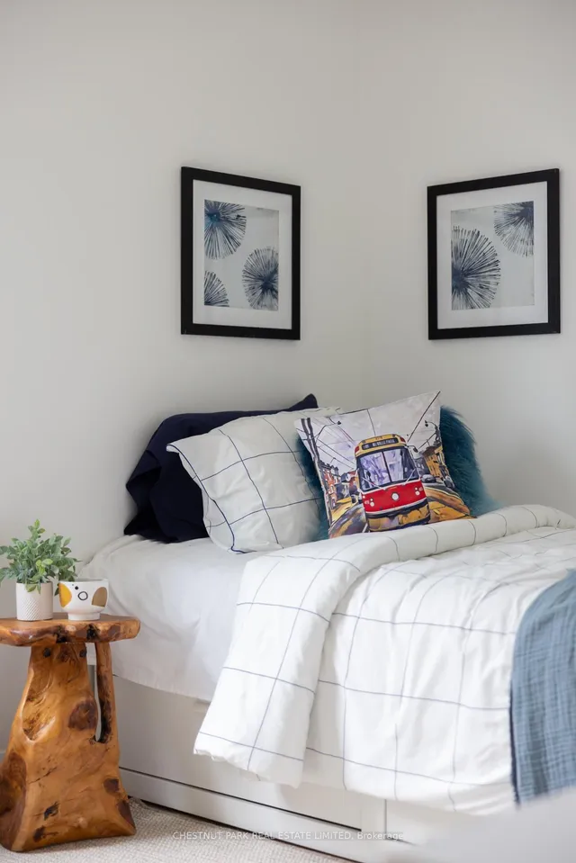 Additional image 23 of 161 Queensdale Ave