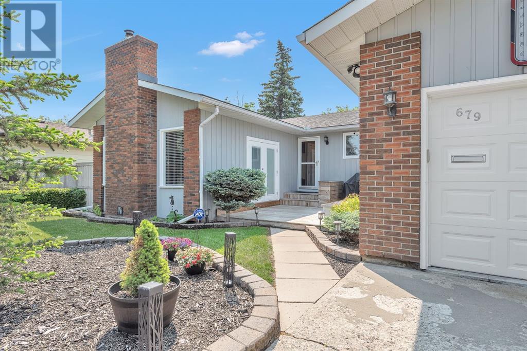 679 Queen Charlotte Drive SE|Calgary, Alberta T2J4T5