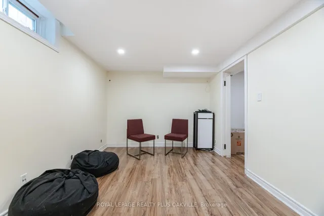 Additional image 37 of 421 Laurentian Ave