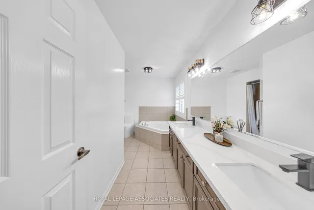 Additional image 36 of 61 Miracle Tr