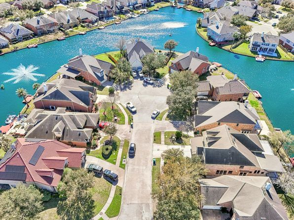 10011 Lakeside Gables Dr, Houston, TX 77065