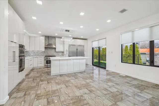 Additional image 21 of 39 Sunrow Gate