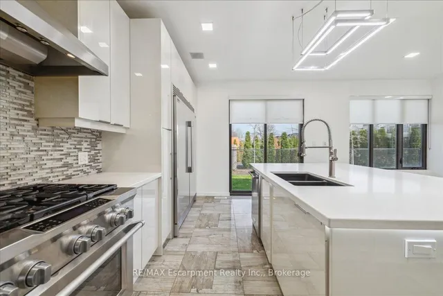 Additional image 25 of 39 Sunrow Gate