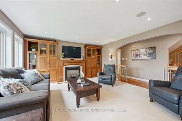 Additional image 11 of 572 Falconridge Cres