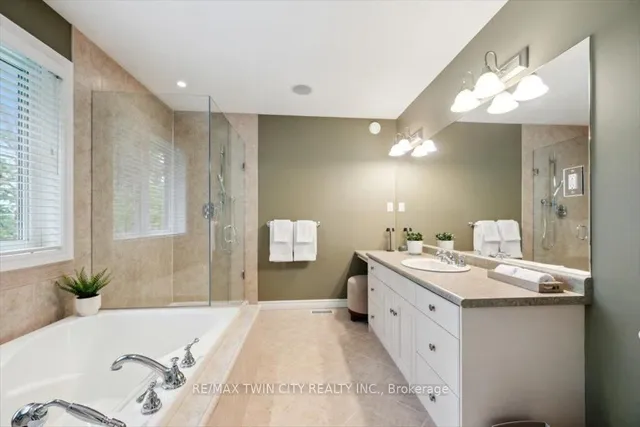 Additional image 16 of 572 Falconridge Cres