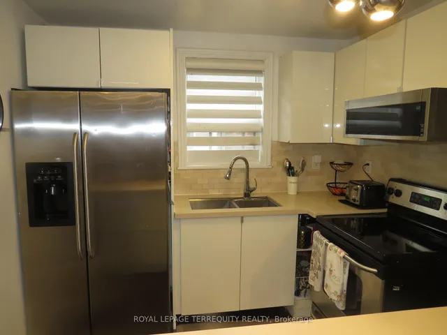 Additional image 5 of 968 Castlefield Ave