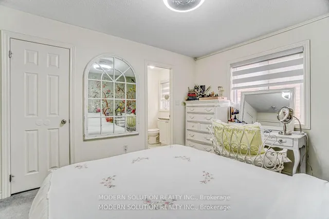 Additional image 18 of 552 Bessborough Dr