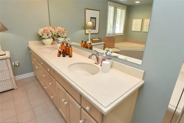 Additional image 27 of 712 Robson Rd