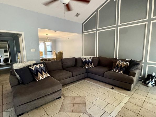 8007 E Oakwood Ct, Houston, TX 77040