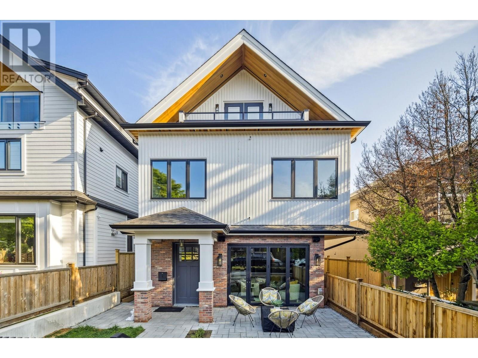 #1 2244 E 11TH AVENUE|Vancouver, British Columbia V5N1Z6