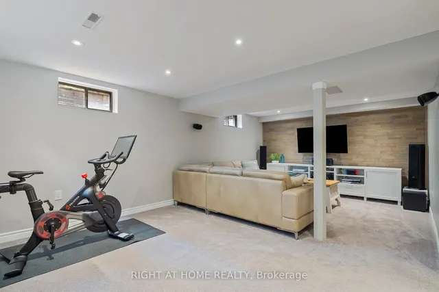 Additional image 24 of 2448 Malcolm Cres