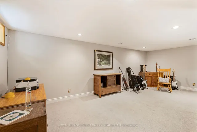 Additional image 26 of 24 Ladore Dr