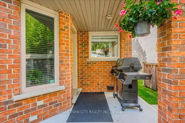 Additional image 30 of 572 Falconridge Cres