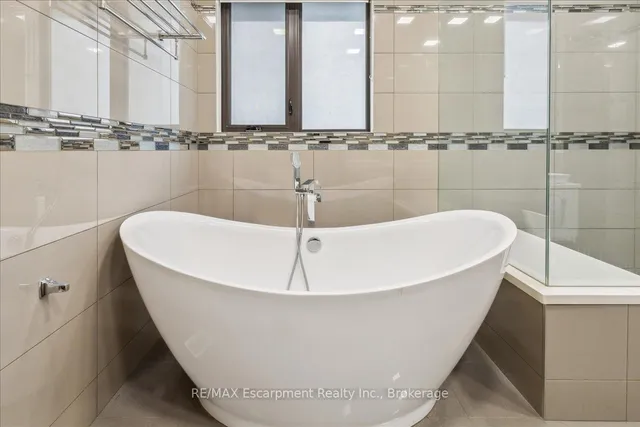 Additional image 37 of 39 Sunrow Gate