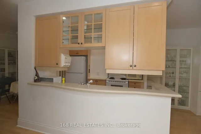 Additional image 8 of 102 Bloor Street West St Unit 910