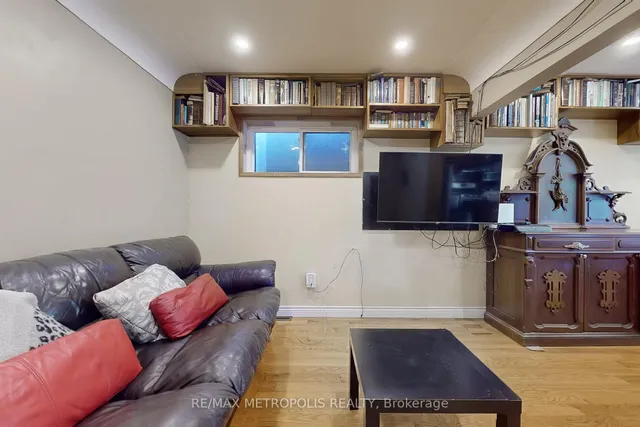 Additional image 10 of 982 Cosburn Ave