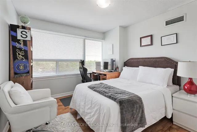 Additional image 31 of 475 The West Mall Unit 712