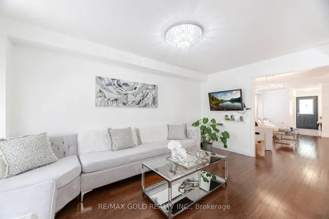 Additional image 9 of 29 Skylar Circ