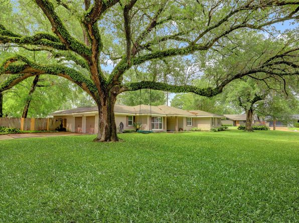 10202 Raritan Dr, Houston, TX 77043