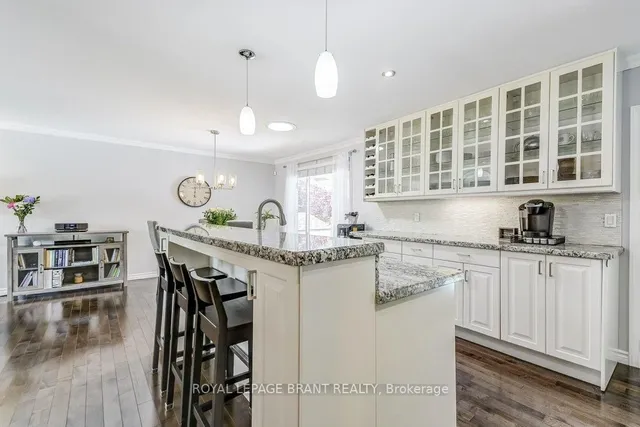 Additional image 5 of 726 Applewood Cres