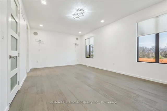 Additional image 33 of 39 Sunrow Gate