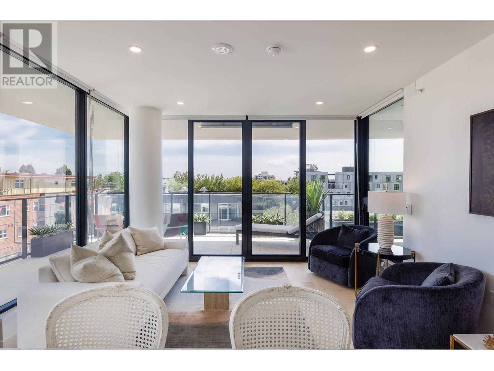 302 135 E 13TH STREET|North Vancouver, British Columbia V7L0J8