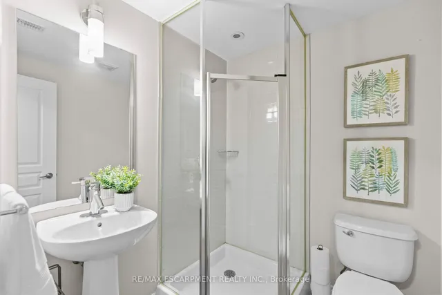 Additional image 29 of 215 Dundas St Unit 53