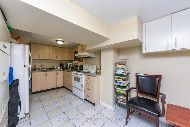 Additional image 32 of 3507 Laddie Cres