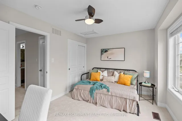 Additional image 21 of 215 Dundas St Unit 53