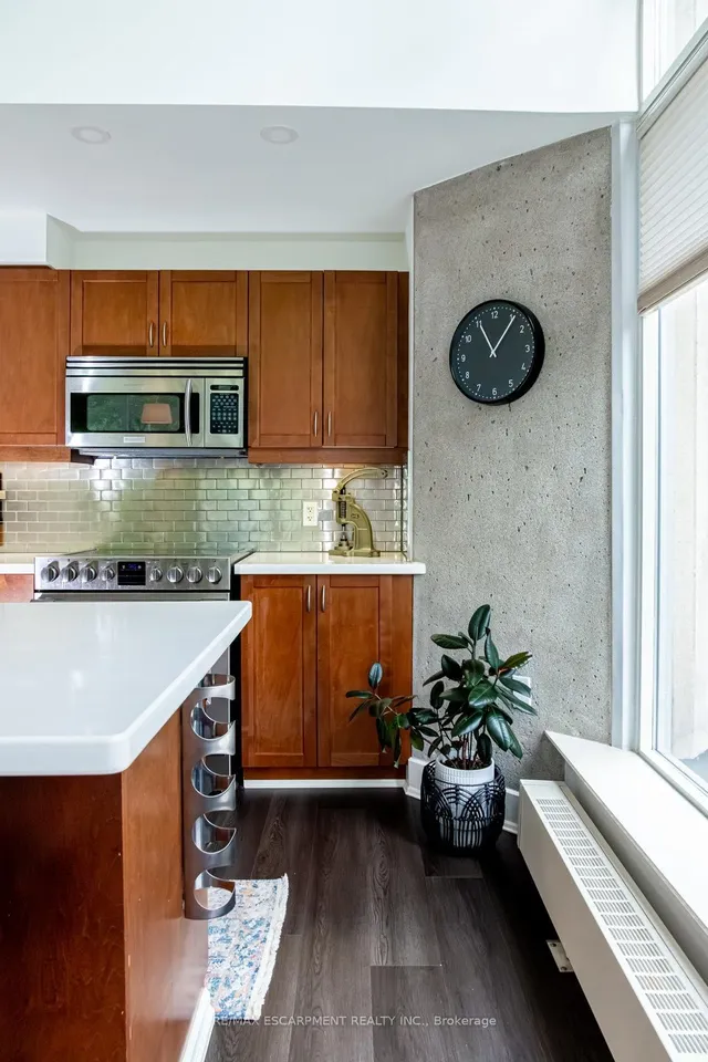 Additional image 19 of 66 Bay St Unit 102