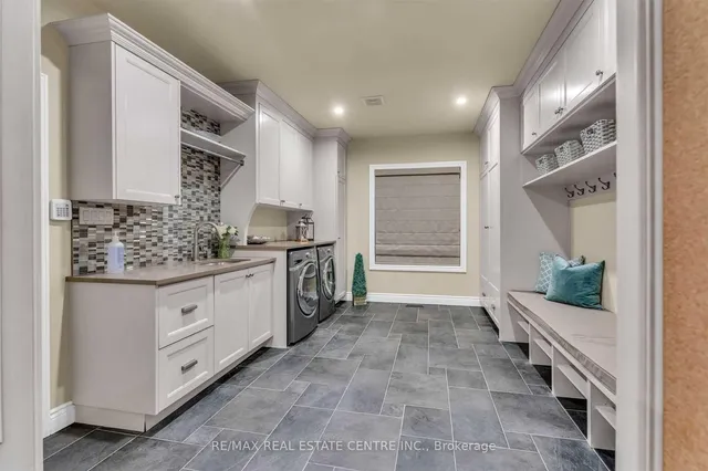 Additional image 20 of 11135 Menzies Crt