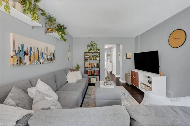 Additional image 16 of 1550 Newlands Cres Unit 11