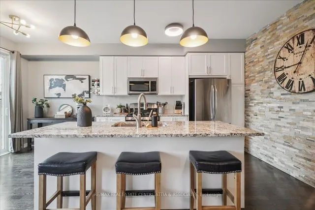 房产图片 21 - 755 Banks Cres