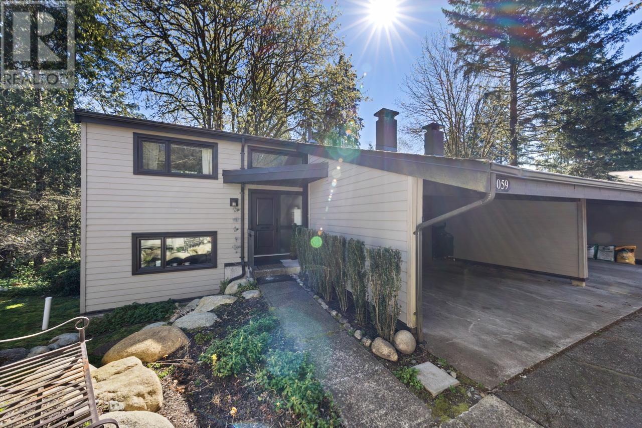 1059 HERITAGE BOULEVARD|North Vancouver, British Columbia V7J3G7