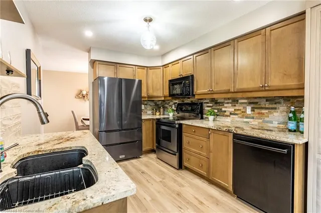 Additional image 11 of 584 Commonwealth Cres