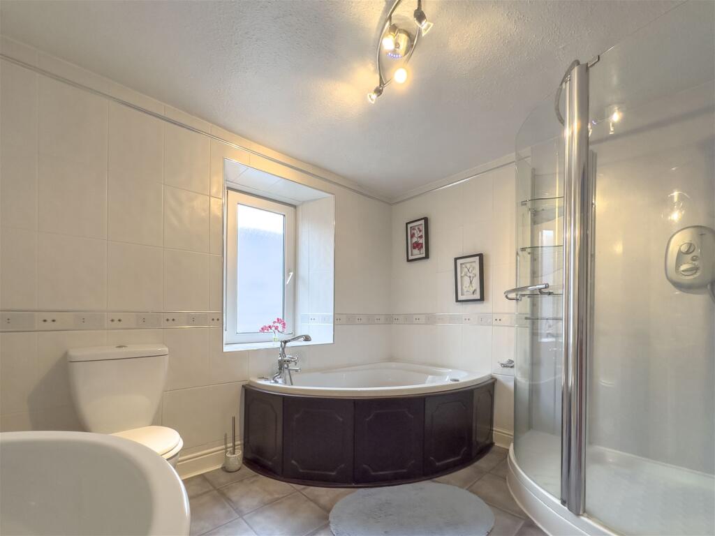 Additional image 21 of DJ's Chippie and 7 Bedroom Flat , Moray