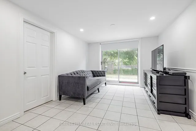 Additional image 4 of 27 Apache Tr