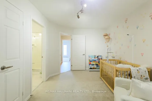 Additional image 21 of 80 Crossovers St