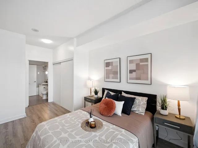 房产图片 9 - 29 Singer Crt 单元 2703