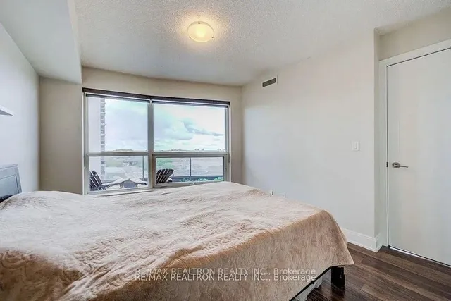 房产图片 7 - 多伦多市村绿广场135号824单元