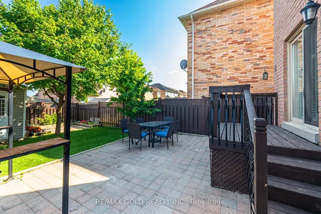 Additional image 30 of 28 Versailles Cres