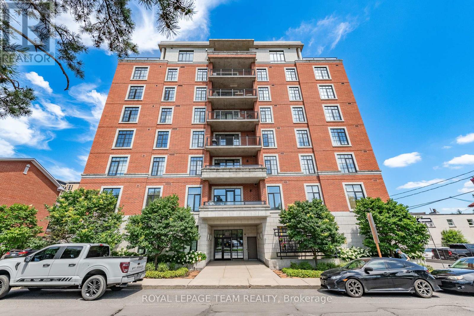 210 - 327 BREEZEHILL AVENUE S|Ottawa, Ontario K1Y1R6
