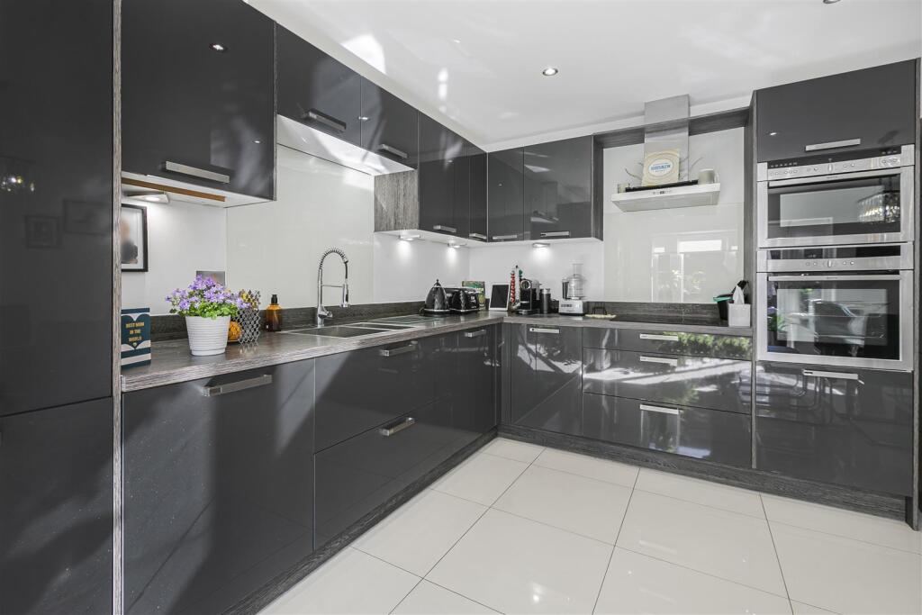 Additional image 3 of Green Close, Brookmans Park, AL9