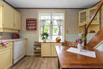 Additional image 4 of 108 Walnut St W