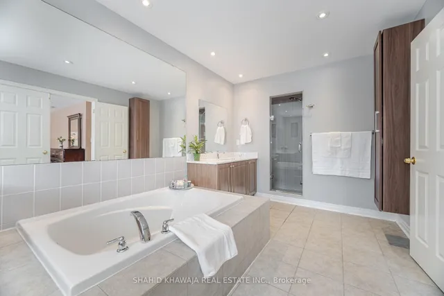 Additional image 27 of 355 Bessborough Dr