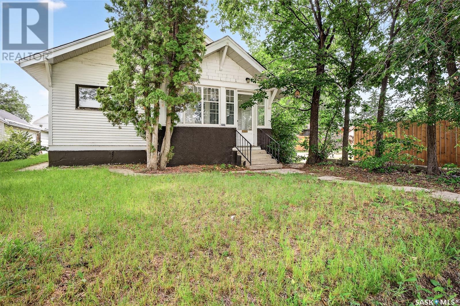 1227 1st AVENUE NW|Moose Jaw, Saskatchewan S6H3N5