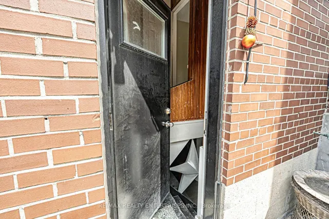 Additional image 27 of 914 Dovercourt Rd