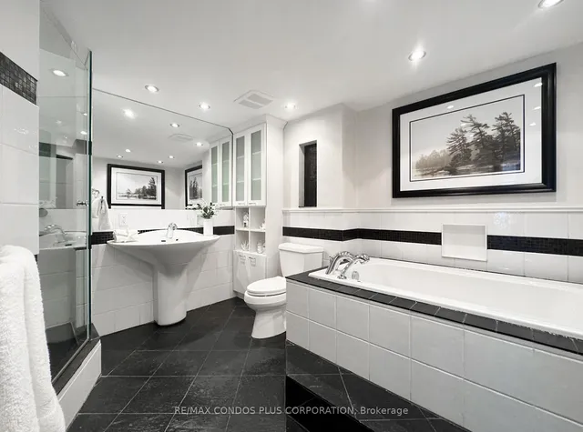 Additional image 20 of 55 Harbour Sq Unit 1917