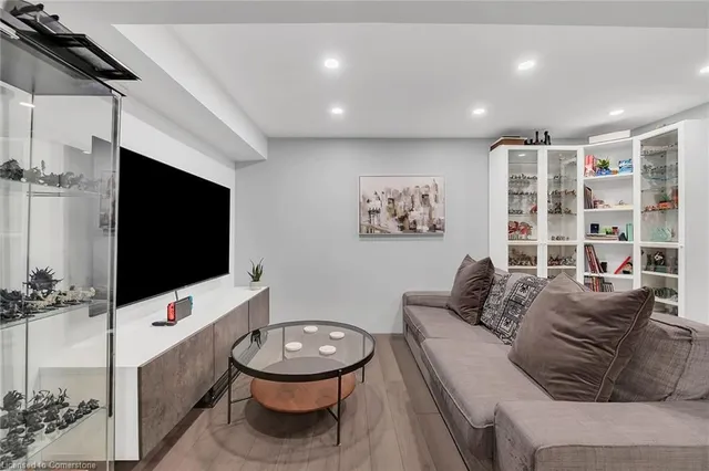 Additional image 33 of 1550 Newlands Cres Unit 11