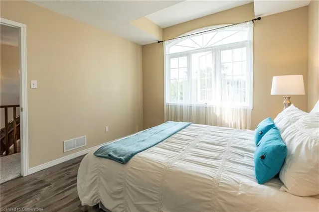 Additional image 19 of 584 Commonwealth Cres